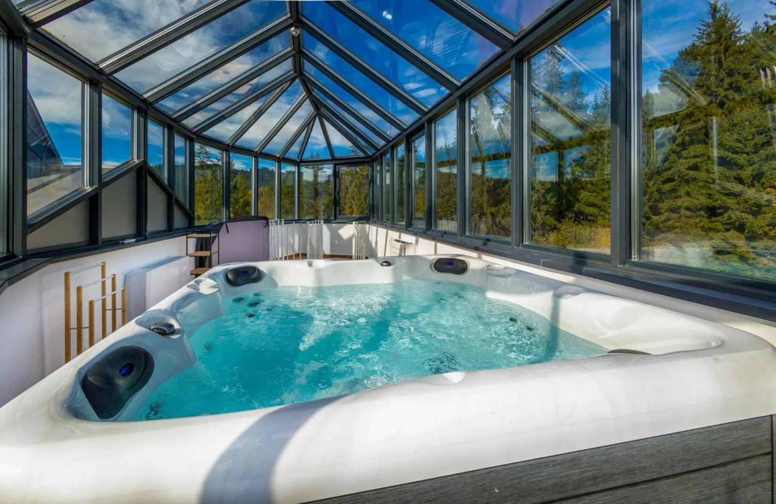 Jacuzzi sub cupola de sticlă, Vila Szabó