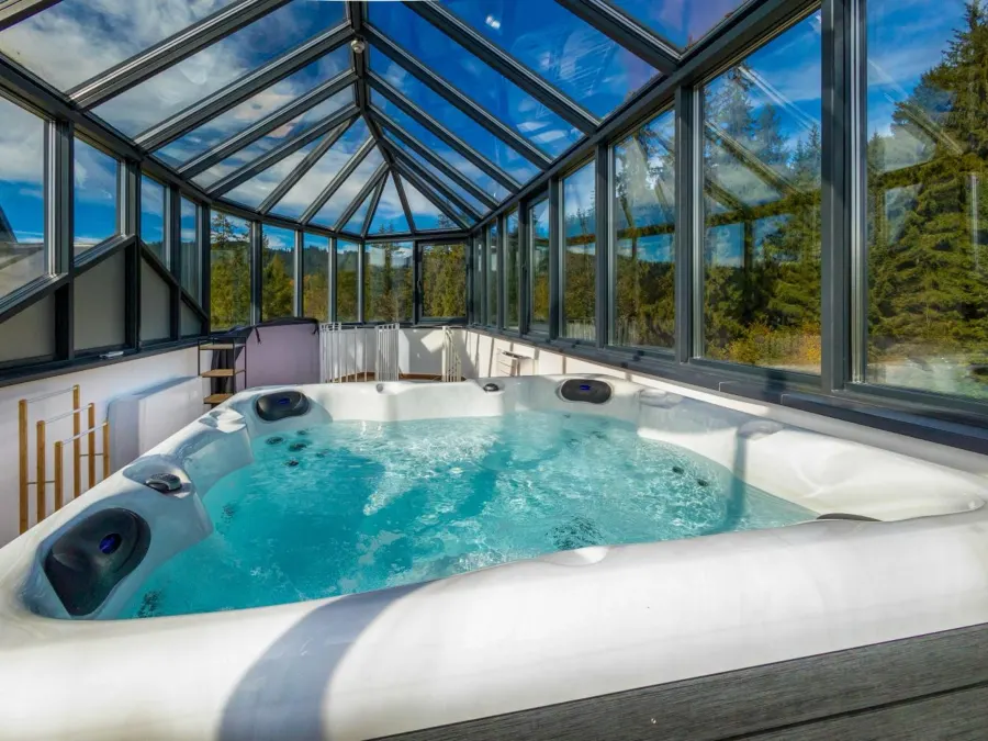 Jacuzzi-ul de sub cupola de sticlă de la Vila Szabó