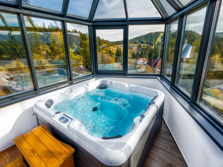 Jacuzzi sub cupola de sticlă, cu vedere spre stațiune