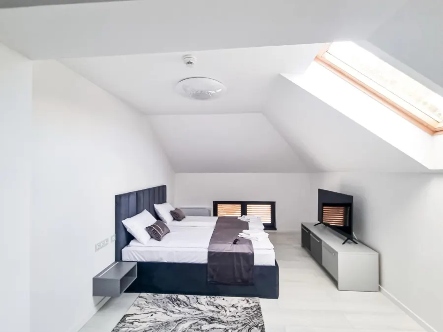 Dormitorul apartamentului de la mansardă